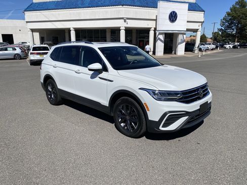 Used 2023 Volkswagen Tiguan SE w/ Panoramic Sunroof Package FWD image 38