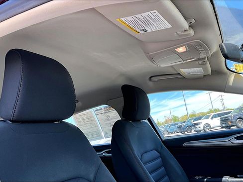 Used 2017 Ford Fusion SE image 28