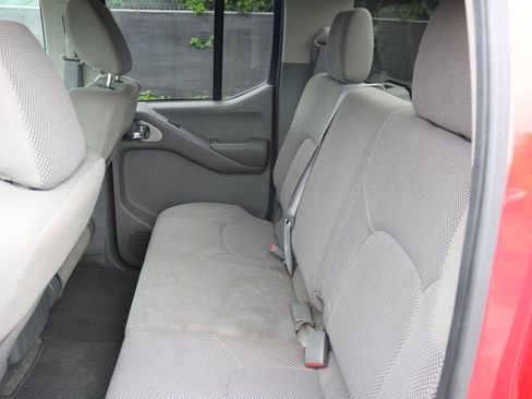 Used 2010 Nissan Frontier SE image 15