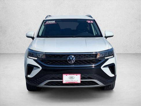 Used 2022 Volkswagen Taos SE FWD image 2