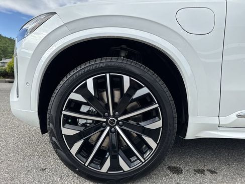 New 2025 Volvo XC90 T8 Plus w/ Protection Package Premier image 8