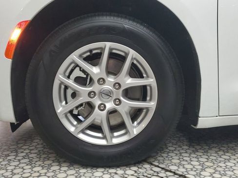 Used 2025 Chrysler Voyager LX image 7