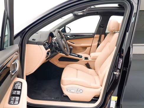 Certified 2026 Porsche Macan AWD/4WD image 17