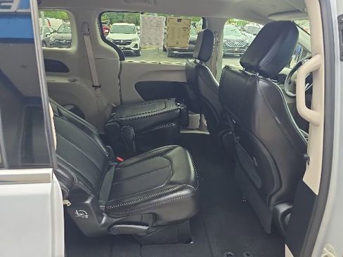 Used 2024 Chrysler Pacifica Touring-L FWD image 43
