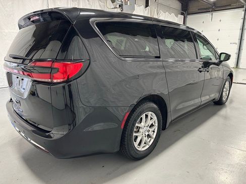 Used 2023 Chrysler Pacifica Touring-L image 7