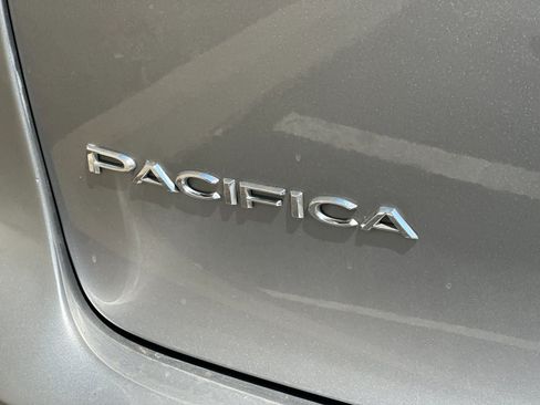Used 2021 Chrysler Pacifica Touring-L FWD image 29