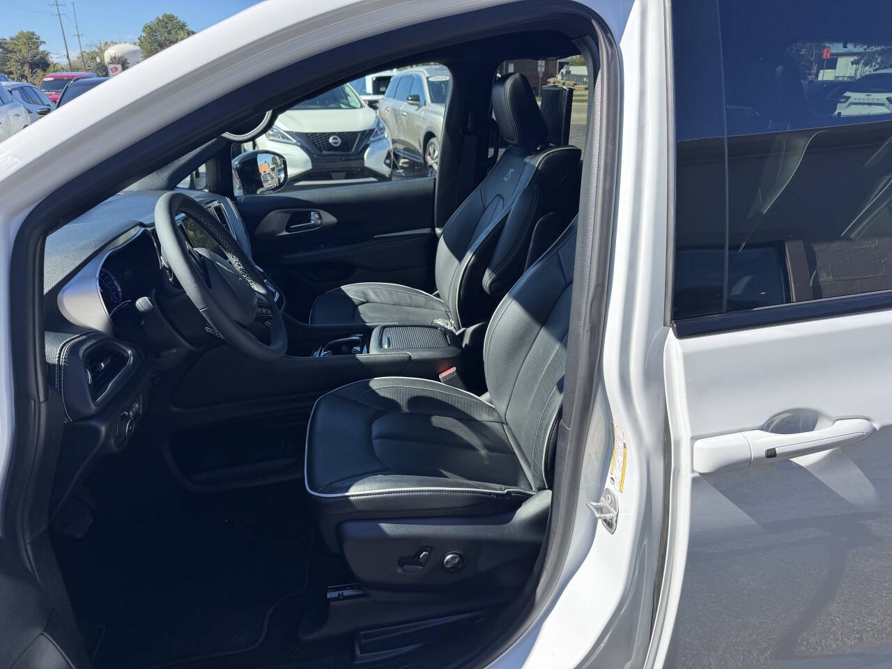 Used 2023 Chrysler Pacifica Limited w/ Uconnect Theater Family Group FWD image 8