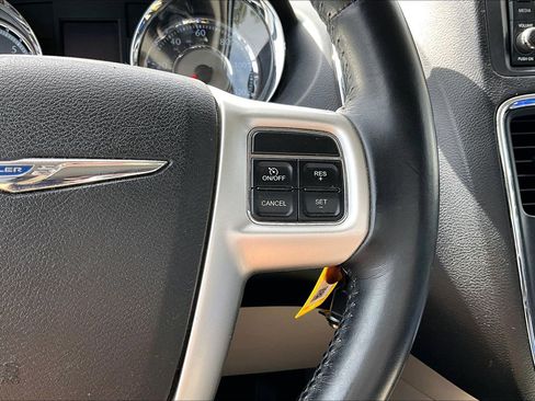 Used 2014 Chrysler Town & Country Touring image 12
