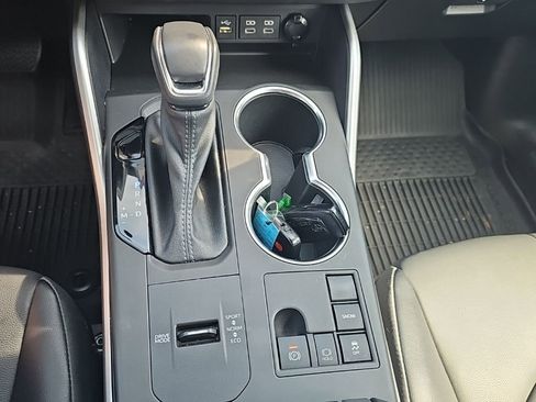 Used 2023 Toyota Highlander XLE FWD image 8