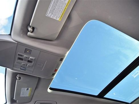 Certified 2023 Volkswagen Taos SE w/ Panoramic Sunroof Package image 19