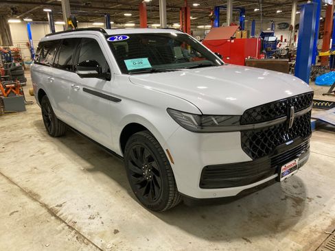 Used 2026 Lincoln Navigator L Reserve AWD/4WD image 3