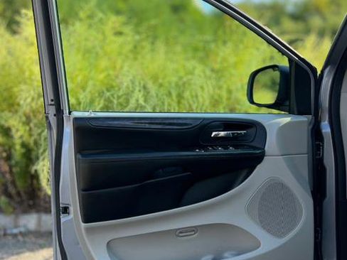 Used 2019 Dodge Grand Caravan SE image 30