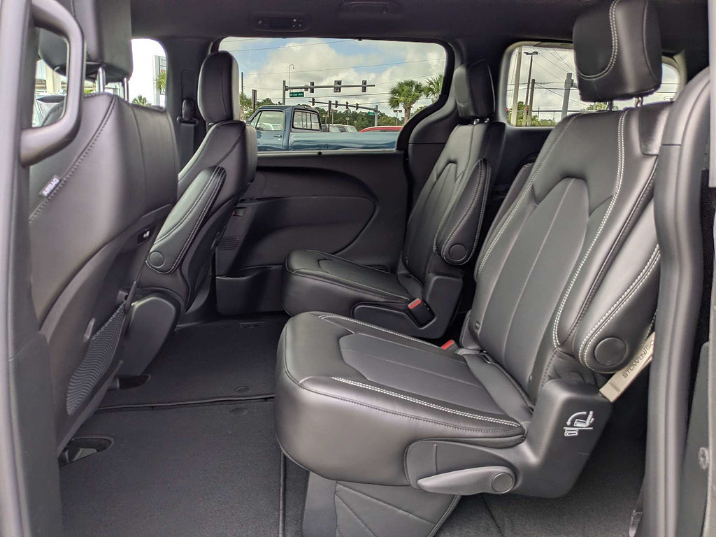 New 2027 Chrysler Pacifica Select FWD image 14