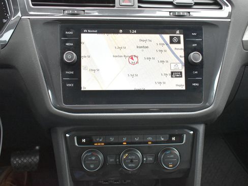 Used 2020 Volkswagen Tiguan SEL image 27