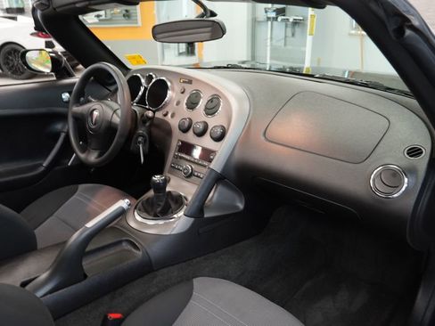Used 2007 Pontiac Solstice Convertible RWD image 24