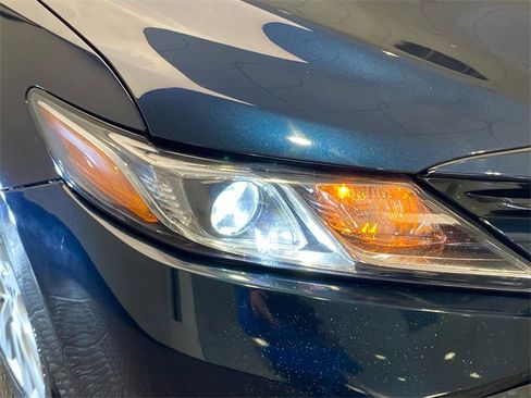 Used 2020 Toyota Camry LE image 6