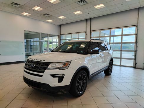 Used 2019 Ford Explorer XLT w/ Equipment Group 202A AWD/4WD image 7