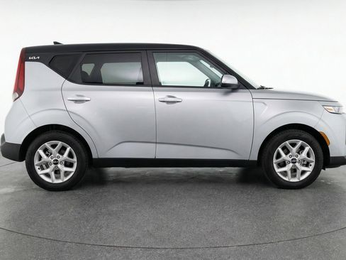 Used 2025 Kia Soul LX w/ LX Technology Package FWD image 11