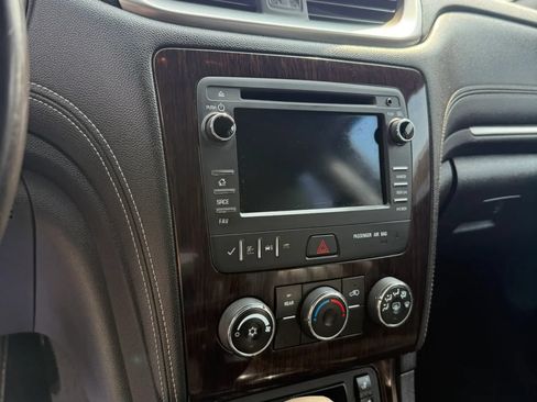 Used 2017 Chevrolet Traverse LT w/ Style and Technology Package FWD image 13