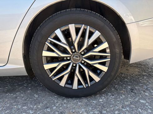 Used 2025 Nissan Altima 2.5 SV FWD image 30