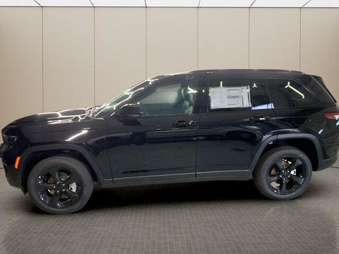 Certified 2025 Jeep Grand Cherokee Limited w/ Luxury Tech Group II AWD/4WD image 2