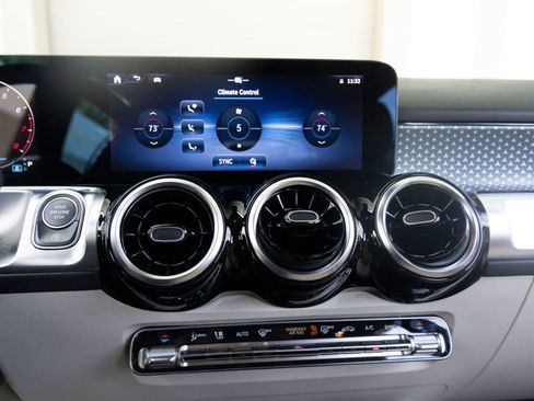 Used 2026 Mercedes-Benz GLB 250 image 17