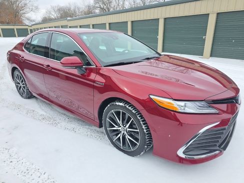 Certified 2021 Toyota Camry XLE w/ Navigation Upgrade Package image 9