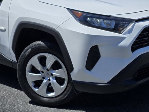 Used 2022 Toyota RAV4 LE FWD image 9