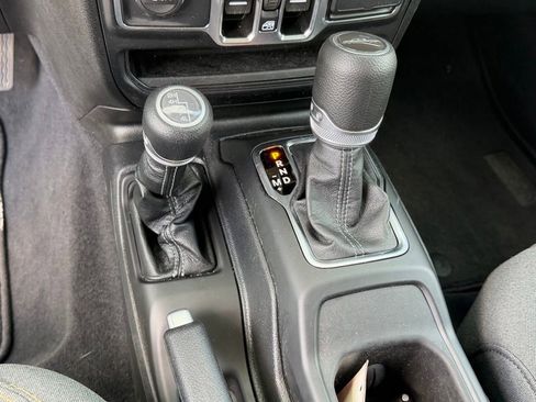 Used 2025 Jeep Gladiator Sport AWD/4WD image 24