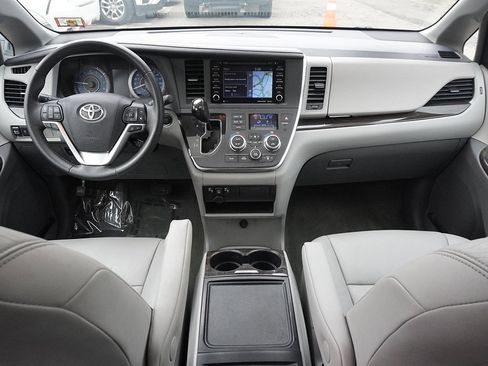 Used 2018 Toyota Sienna XLE w/ XLE Navigation Package image 46