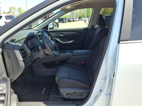 Certified 2026 Nissan Rogue SV FWD image 4