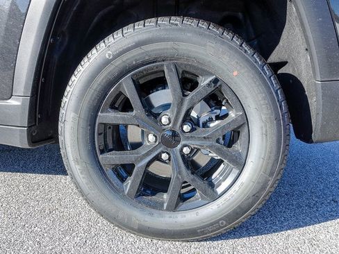 New 2025 Jeep Grand Cherokee Altitude image 18