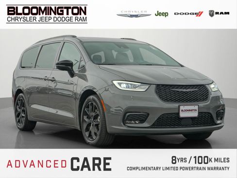 Used 2025 Chrysler Pacifica Limited image 1