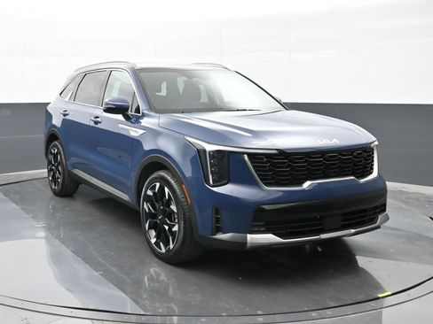 Used 2024 Kia Sorento EX w/ Panoramic Sunroof Package image 2