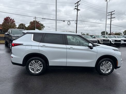 Used 2023 Mitsubishi Outlander ES image 6