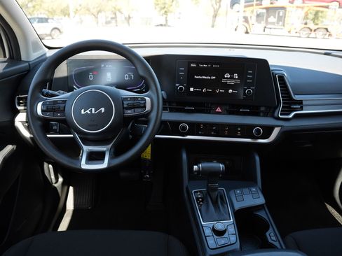 Used 2025 Kia Sportage LX image 9