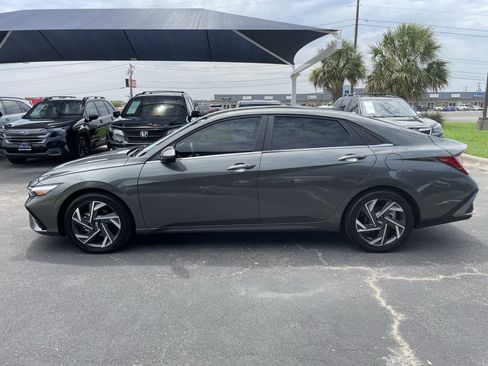 Used 2025 Hyundai Elantra SEL w/ Cargo Package FWD image 4