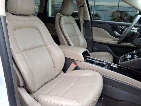 Certified 2022 Lincoln Corsair Standard w/ Equipment Group 101A image 11