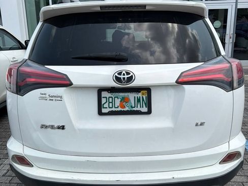 Used 2018 Toyota RAV4 LE FWD image 13