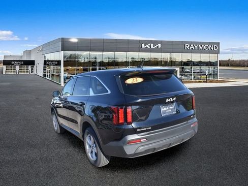 Used 2023 Kia Sorento LX AWD/4WD image 5