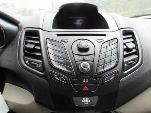 Used 2015 Ford Fiesta SE image 17