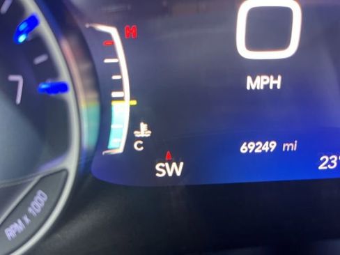 Used 2023 Chrysler Pacifica Touring-L FWD image 37