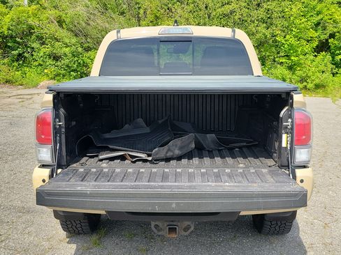 Used 2020 Toyota Tacoma TRD Off-Road w/ Technology Package AWD/4WD image 17
