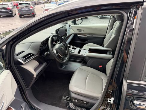 Used 2023 Toyota Sienna XLE AWD/4WD image 4