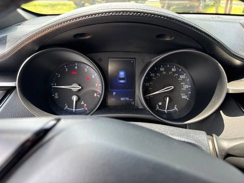 Used 2018 Toyota C-HR XLE FWD image 2
