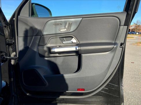 Used 2025 Mercedes-Benz GLB 250 4MATIC image 22