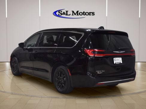 Certified 2024 Chrysler Pacifica Touring-L FWD image 6