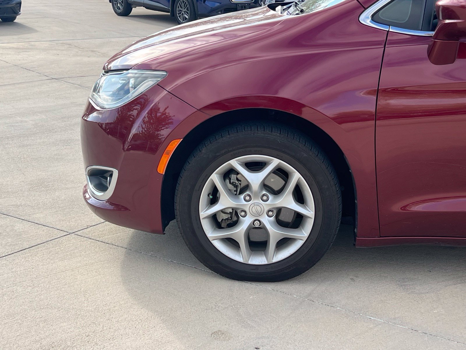 Used 2018 Chrysler Pacifica Touring Plus w/ Tire & Wheel Group FWD image 8