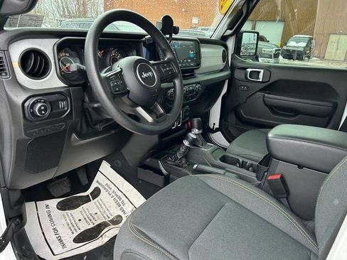 Used 2024 Jeep Gladiator Sport image 11