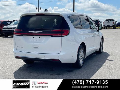 Used 2024 Chrysler Pacifica Touring-L FWD image 9